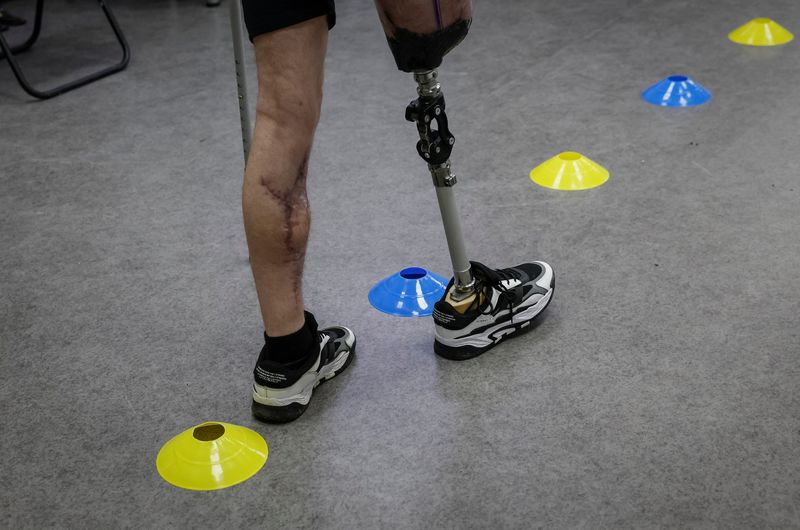 &copy; Reuters. FILE PHOTO-Dmytro Zilko, a soldier and a patient of the clinic exercises on a new prosthesis in a prosthetics clinic in Kyiv, Ukraine, March 9, 2023. REUTERS/Alina Yarysh