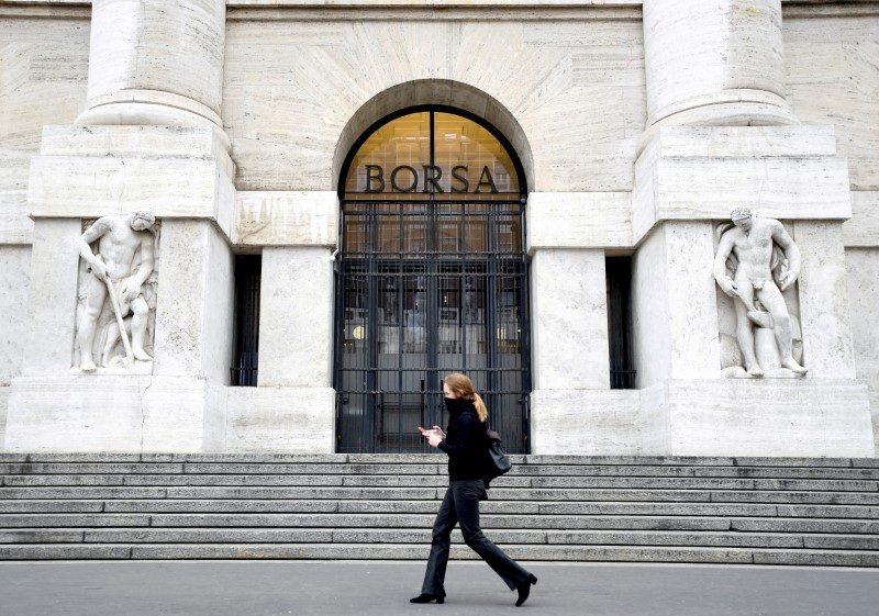 &copy; Reuters. Una donna davanti l'ingresso della Borsa di Milano. REUTERS/Flavio Lo Scalzo