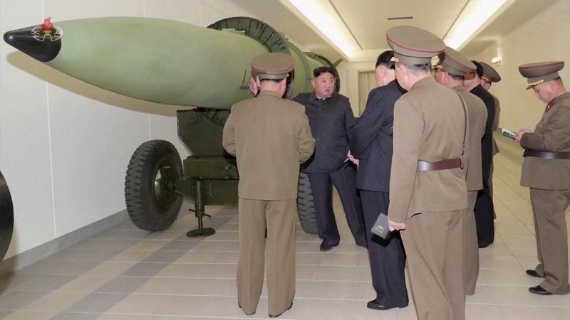 © Reuters. A screen grab shows North Korean leader Kim Jong Un inspecting nuclear warheads at an undisclosed location in this undated still image used in a video.  KRT/via Reuters TV/Handout via REUTERS 