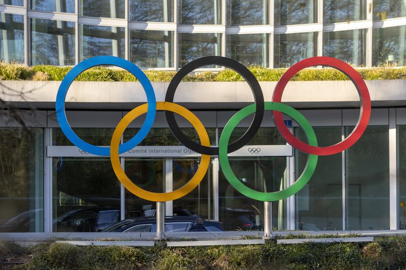 © Reuters. A view shows the Olympic Rings in front of the Olympic House, headquarters of the International Olympic Committee (IOC), during the executive board meeting of the International Olympic Committee (IOC), in Lausanne, Switzerland, March 28, 2023. REUTERS/Denis Balibouse
