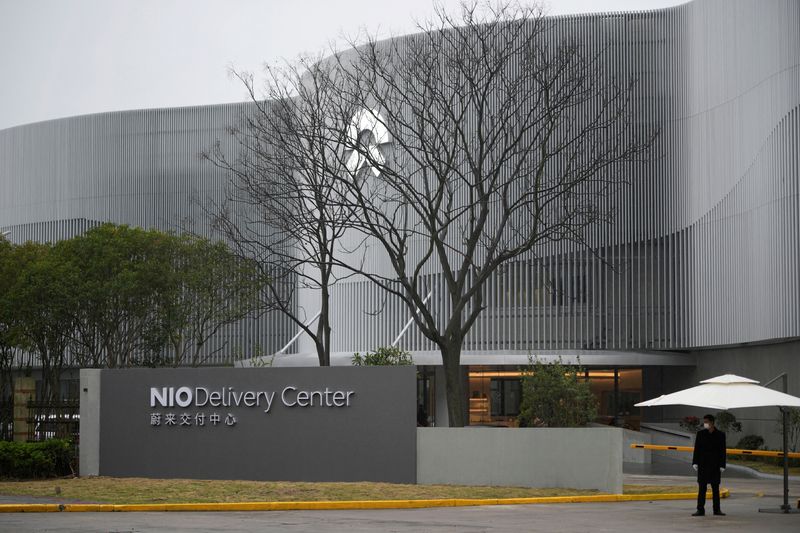 © Reuters. FILE PHOTO: A security guard stands near a delivery center of Chinese electric vehicle (EV) maker Nio in Nanxiang, Shanghai, China March 23, 2023. REUTERS/Aly Song