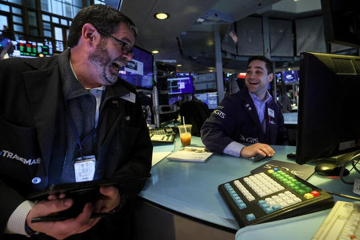 &copy; Reuters. Imagen de archivo de operadores trabajando en la Bolsa de Nueva York, EEUU. 22 marzo 2023. REUTERS/Brendan McDermid
