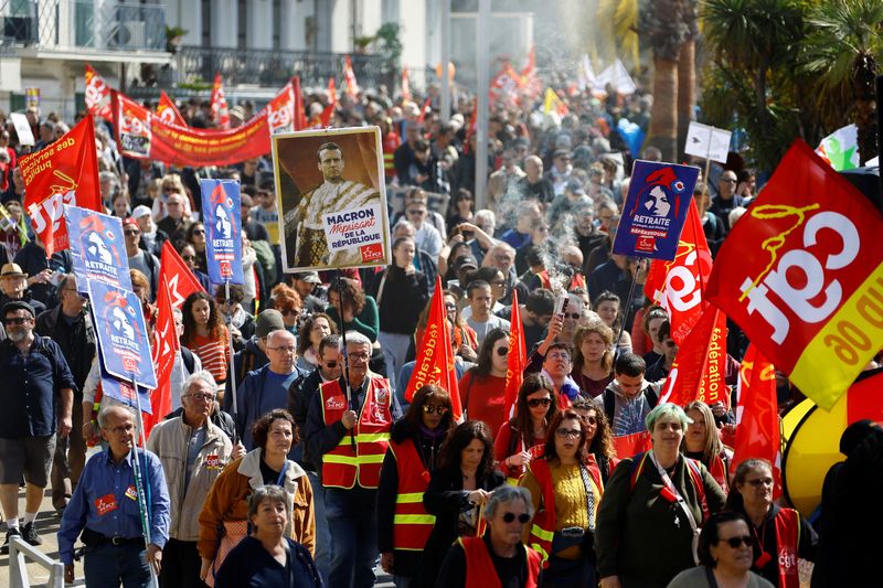 &copy; Reuters. Des manifestants du syndicat CGT tiennent une pancarte représentant le président français Emmanuel Macron lors de la dixième journée de grèves et de protestations nationales contre la réforme des retraites. /Photo prise le 28 mars 2023 à Nice, en 