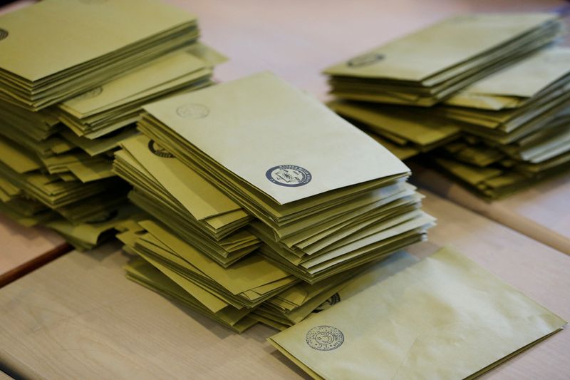 &copy; Reuters. بطاقات انتخابية خلال فرز أصوات في انتخابات بلدية في إسطنبول بتركيا في صورة من أرشيف رويترز.