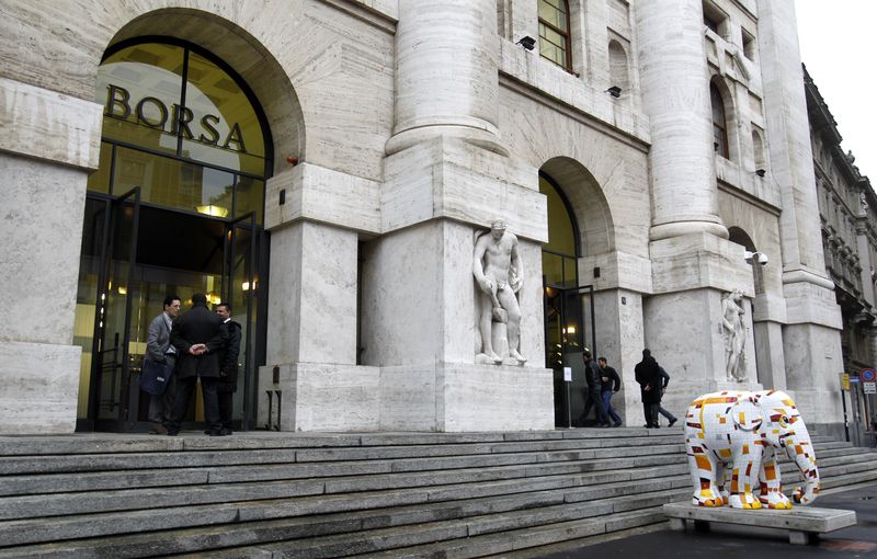 &copy; Reuters. Alcune persone di fronte a Palazzo Mezzanotte, sede della Borsa di Milano. 8 novembre 2011.  REUTERS/Alessandro Garofalo (ITALY - Tags: POLITICS BUSINESS)