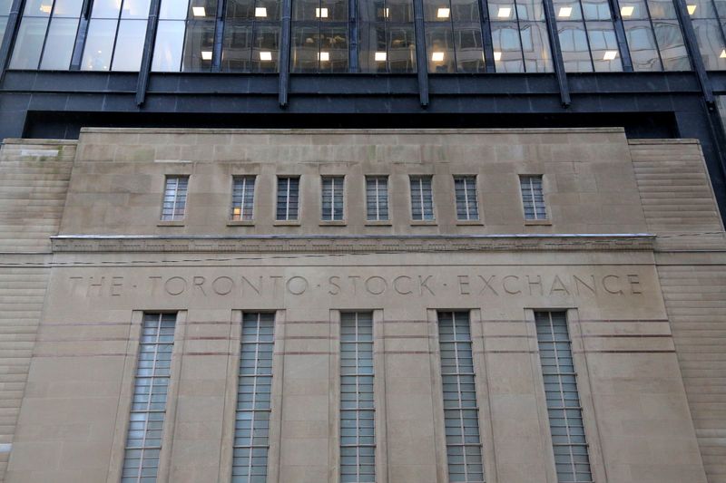 © Reuters. FILE PHOTO: The Art Deco facade of the original Toronto Stock Exchange building is seen on Bay Street in Toronto, Ontario, Canada January 23, 2019. REUTERS/Chris Helgren