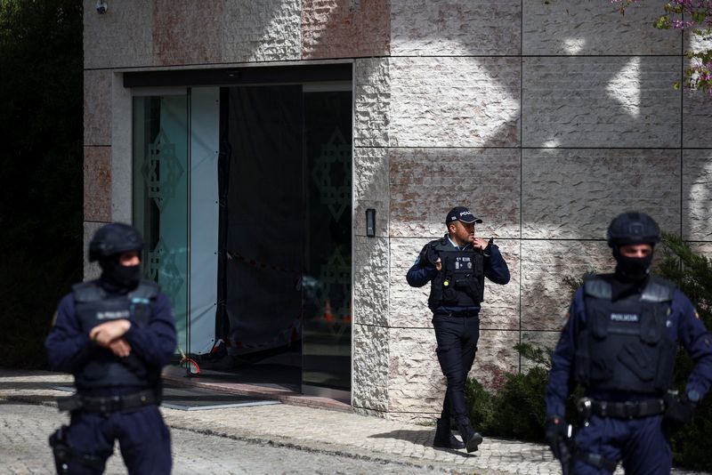 © Reuters. أفراد الشرطة يقفون في موقع هجوم خارج المركز الإسماعيلي في لشبونة يوم الثلاثاء. تصوير: بيدرو نونيس - رويترز.
