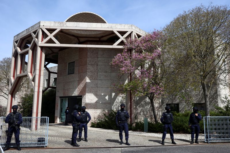 &copy; Reuters. Agentes de policía hacen guardia frente al Centro Ismailí, tras un ataque mortal con cuchillo en Lisboa, Portugal. 28 de marzo de 2023. REUTERS/Pedro Nunes