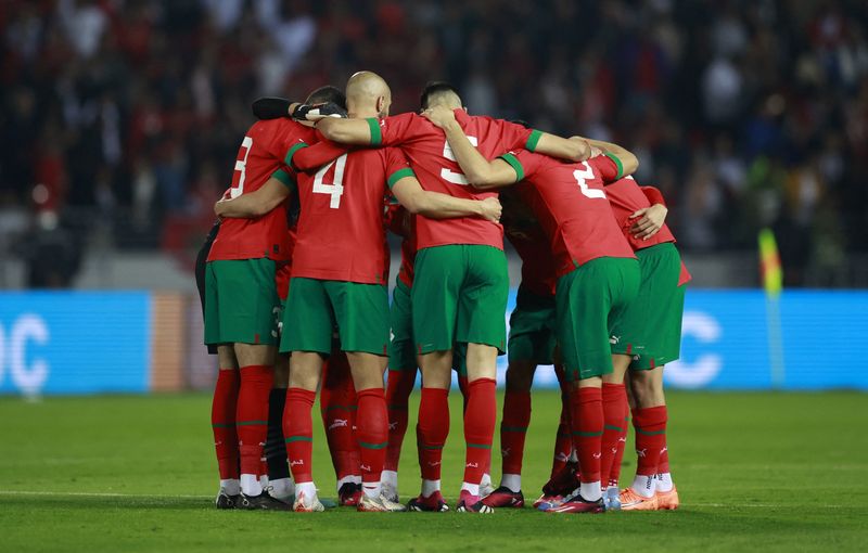 &copy; Reuters. FOTO DE ARCHIVO. Fútbol - Amistoso Internacional - Marruecos vs Brasil - Grand Stade de Tanger, Tánger, Marruecos - 25 de marzo de 2023 - El equipo de Marruecos se reúne antes del partido. REUTERS/Juan Medina