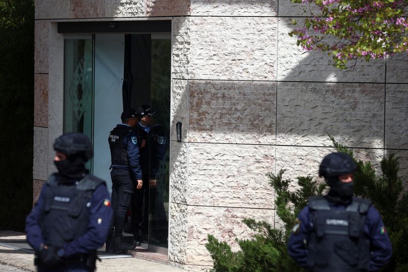 © Reuters. Police officers keep guard outside Ismaili Centre, after a deadly knife attack in Lisbon, Portugal, March 28, 2023. REUTERS/Pedro Nunes