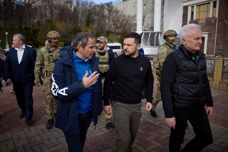 &copy; Reuters. Diretor-geral da AIEA, Rafael Grossi, ao lado do presidente da Ucrânia, Volodymyr Zelenskiy, em Zaporizhzhia, na Ucrânia
27/03/2023 Serviço de Imprensa da Presidência da Ucrânia/Divulgação via REUTERS