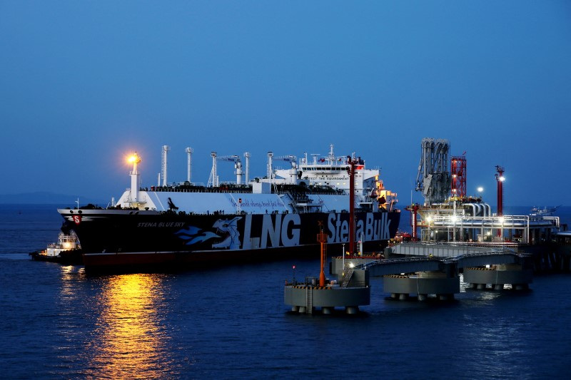&copy; Reuters. FOTO DE ARCHIVO. Imagen referencial del buque tanque de GNL Stena Blue Sky en la nueva terminal de gas natural licuado (GNL) propiedad de la empresa energética china ENN Group, en Zhoushan, provincia de Zhejiang, China