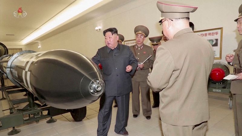 &copy; Reuters. Líder norte-coreano Kim Jong Un inspeciona ogivas nucleares em local não divulgado em imagem sem data
KRT/via Reuters TV/Handout via REUTERS