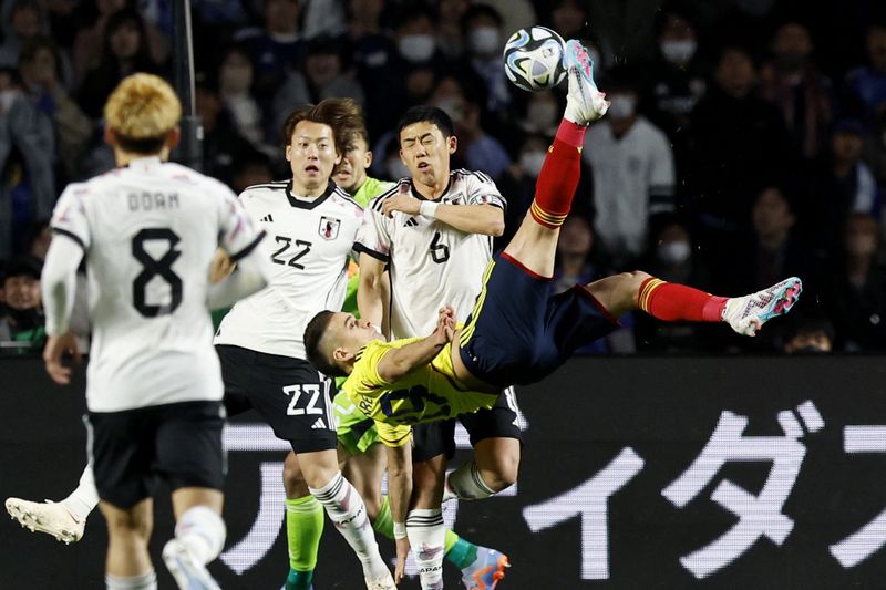 &copy; Reuters. رافائيل سانتوس بوري لاعب كولومبيا يحرز هدفا خلال مباراة ودية لفريقه أمام فريق اليابان يوم الثلاثاء. تصوير: إيساي كاتو - رويترز.