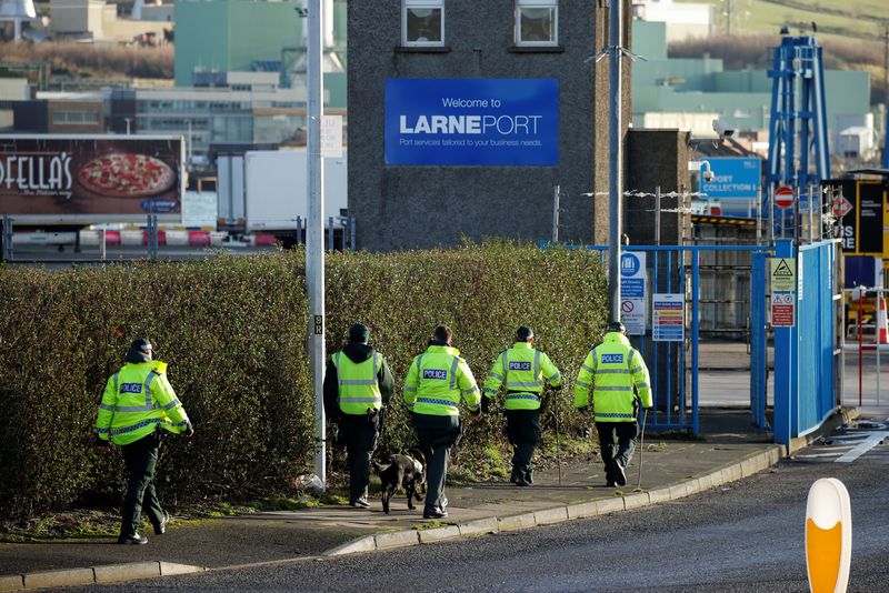 &copy; Reuters. Agenti di polizia effettuano un controllo di sicurezza vicino al porto di Larne, Irlanda del Nord, Gran Bretagna, 1 gennaio 2021. REUTERS/Phil Noble