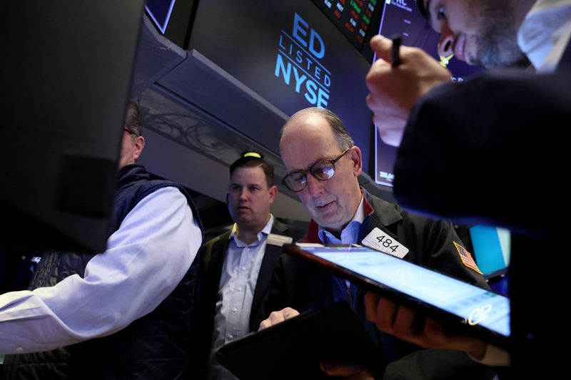 &copy; Reuters. Des traders à la Bourse de New York. /Photo prise le 27 mars 2023/REUTERS/Brendan McDermid