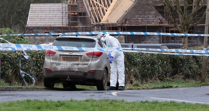 &copy; Reuters. ضابط فحص أدلة جنائية من شرطة أيرلندا الشمالية في موقع يخضع لفحص أمني في 23 فبراير شباط 2023. تصوير لوراين أوسوليفان- رويترز.