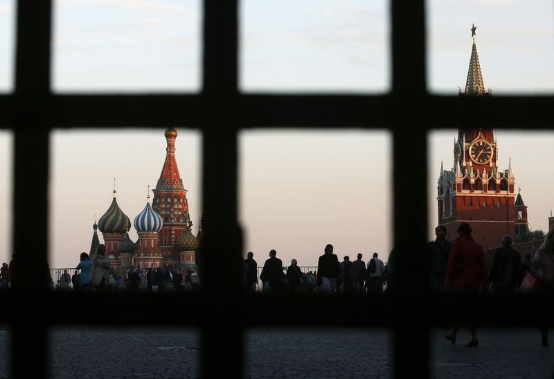 &copy; Reuters. الميدان الأحمر ووكاتدرائية القديس باسيل (على اليسار) و وبرج سباسكايا في موسكو  في صورة من أرشيف رويترز.