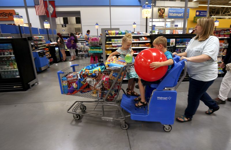 &copy; Reuters. Família em supermercado de Springdale, EUA
04/06/2015.  REUTERS/Rick Wilking/File Photo