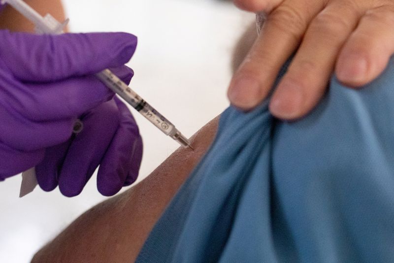 © Reuters. FILE PHOTO: A 50 years old and immunocompromised resident receives a second booster shot of the coronavirus disease (COVID-19) vaccine in Waterford, Michigan, U.S., April 8, 2022.  REUTERS/Emily Elconin
