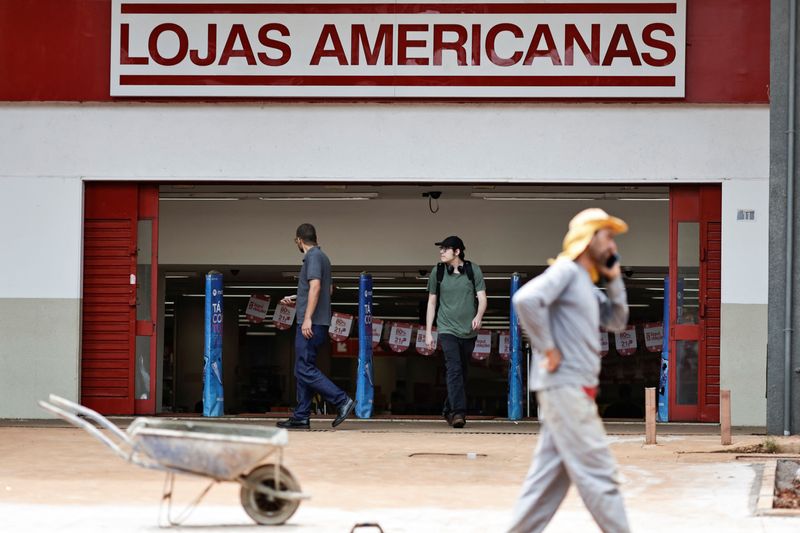 &copy; Reuters. FOTO DE ARCHIVO - Personas caminan frente a una tienda de Lojas Americanas en Brasilia