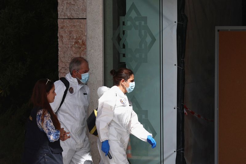 © Reuters. Peritos do lado de fora do Centro Ismaili, após ataque mortal com faca em Lisboa, Portugal
28/03/2023
REUTERS/Pedro Nunes