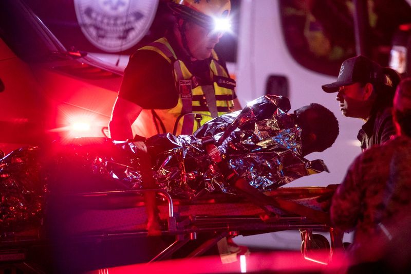 &copy; Reuters. Un migrant est transporté dans une ambulance après un incendie à Ciudad Juarez, au Mexique. /Photo prise le 27 mars 2023/REUTERS/Omar Ornelas/USA Today Network