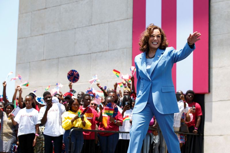 &copy; Reuters. Kamala Harris acena ao chegar em evento em Acra, em Gana
28/03/2023
Misper Apawu/Pool via REUTERS