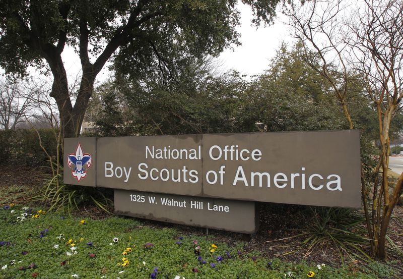 &copy; Reuters. FOTO DE ARCHIVO-Imagen de la rotulación de Boy Scouts of America en su sede de Irving, Texas. 5 de febrero de 2013. REUTERS/Tim Sharp