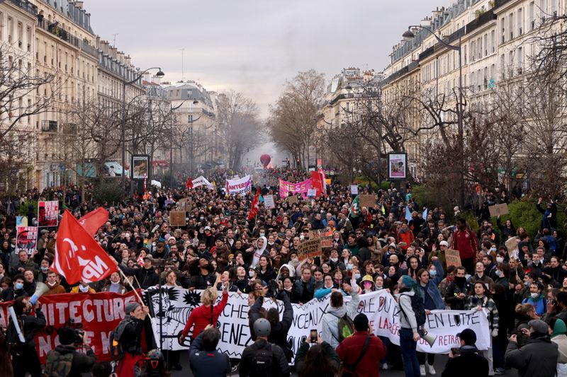 © Reuters. Protesters attend a demonstration as part of the tenth day of nationwide strikes and protests against French government's pension reform in Paris, France, March 28, 2023.   REUTERS/Nacho Doce