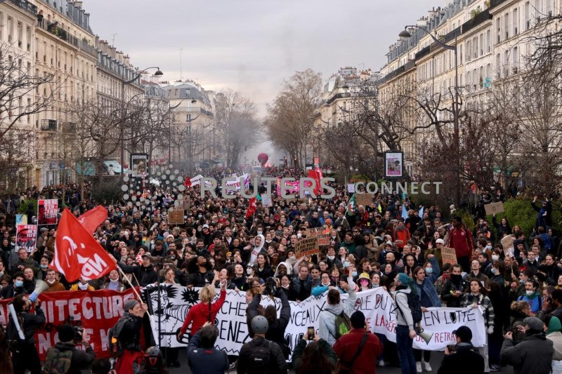 &copy; Reuters. Manifestantes marcham no décimo dia de greves e protestos nacionais contra a reforma da previdência do governo francês em Paris, na França.
28/03/2023 REUTERS/Nacho Doce