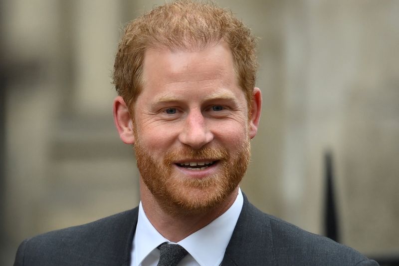 &copy; Reuters. الأمير البريطاني هاري لدى مغادرته المحكمة العليا في لندن يوم الثلاثاء. تصوير: توبي ميلفيل - رويترز.