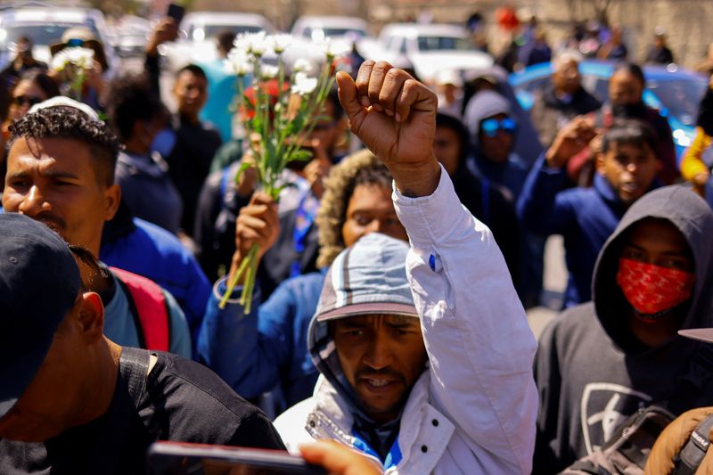 © Reuters. People protest outside the National Institute of Migration building after a fire broke out late on Monday at a migrant detention center, in Ciudad Juarez, Mexico, March 28, 2023. REUTERS/Jose Luis Gonzalez