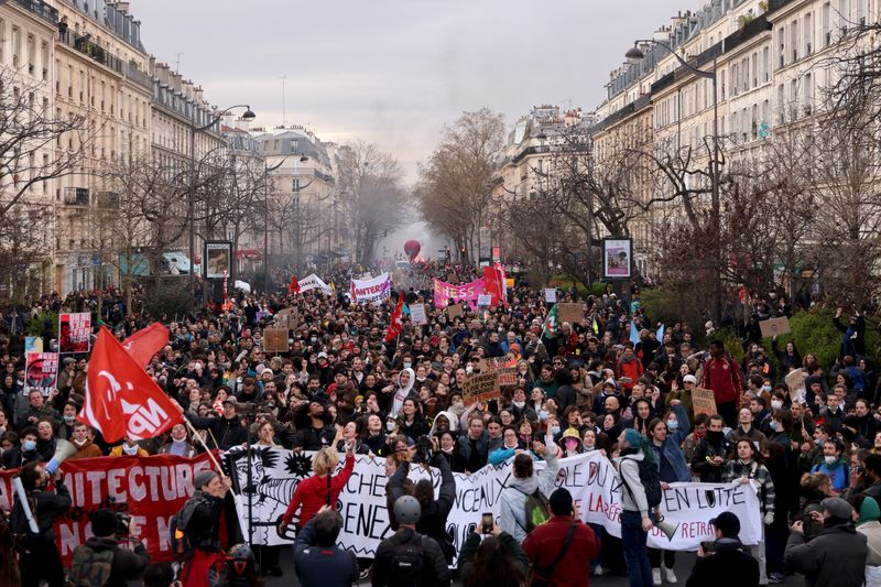 © Reuters. Manifestantes protestam em Paris contra reforma da Previdência
28/03/2023
REUTERS/Nacho Doce