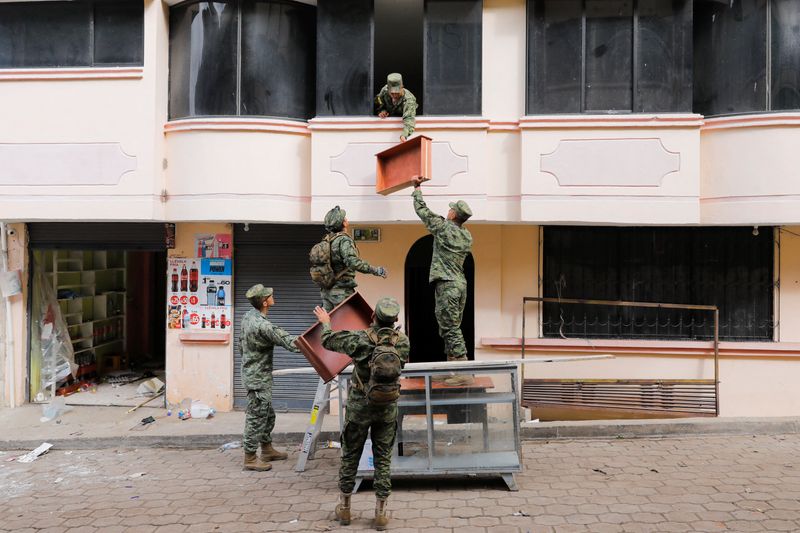 &copy; Reuters. Soldados ajudam pessoas a recuperarem pertences após casas serem danificdas por deslizamento em Alausi, no Equador
28/03/2023
REUTERS/Karen Toro