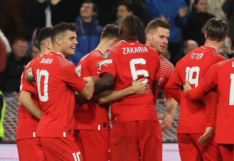 &copy; Reuters. السويسري سيلفان فيدمر يحتفل مع زملائه في الفريق بتسجيل الهدف الثالث خلال مباراة فريقهم أمام إسرائيل في تصفيات بطولة أوروبا 2024 لكرة القدم  ف