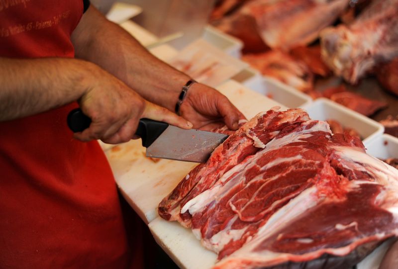 &copy; Reuters. Açougueiro corta carne no mercado Ballaro, no centro de Palermo, Itália
24/07/2017
REUTERS/Guglielmo Mangiapane