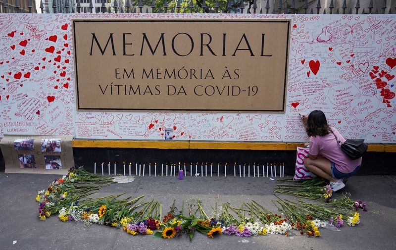 &copy; Reuters. Mulher escreve na parede de memorial enquanto participa de uma cerimônia em homenagem às vítimas da Covid-19, na Avenida Paulista, em São Paulo, Brasil
23/10/2022
REUTERS/Mariana Greif