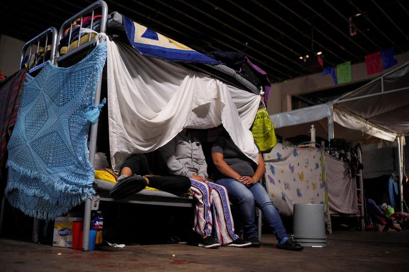 &copy; Reuters. Imigrantes cobrem o rosto no abrigo 'Hijo Prodigo' em Mexicali, México
28/03/2023
REUTERS/Victor Medina 