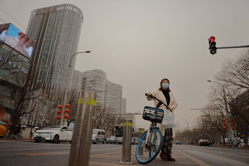 &copy; Reuters. 中国の環境当局は２８日、１─３月期に大気汚染が悪化したのは新型コロナウイルスで停滞していた産業活動が回復したほか、高い気温が原因だったとの分析を示した。写真は３月１０日、