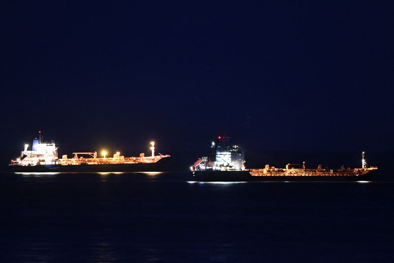 &copy; Reuters. ناقلتان نفطيتان تبحران في خليج ناخودكا قريبا من ميناء ناخودكا الروسي يوم 12 أغسطس آب 2022. تصوير: تاتيانا ميل - رويترز 