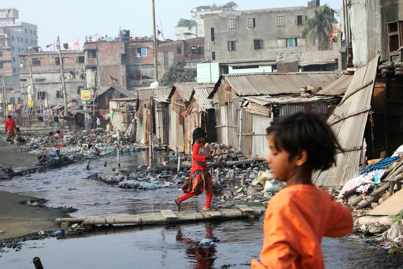 &copy; Reuters. 世界銀行は２８日、大気汚染に関するリポートを発表し、バングラデシュは汚染改善に向けて近隣の東南アジア諸国との協力を強化する必要があると指摘した。写真は２０１９年１２月、ダ