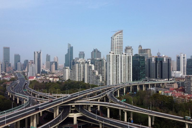 © Reuters. FILE PHOTO: An aerial view shows highways and buildings amid a lockdown to contain the spread of the coronavirus disease (COVID-19) in Shanghai, China March 30, 2022. Picture taken with a drone. REUTERS/Aly Song/File Photo