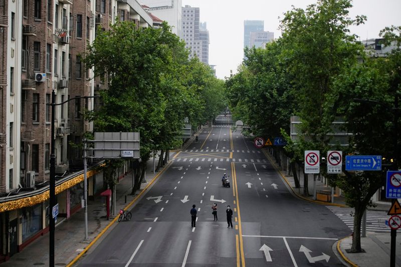 &copy; Reuters. People stand on an empty street during lockdown, amid the coronavirus disease (COVID-19) pandemic, in Shanghai, China, May 26, 2022. REUTERS/Aly Song