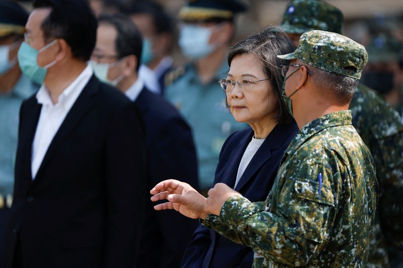 &copy; Reuters. Taiwanese President Tsai Ing-wen visits a military base in Chiayi, Taiwan March 25, 2023. REUTERS/Carlos Garcia Rawlins