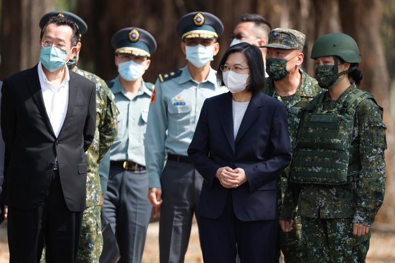 © Reuters. FILE PHOTO: Taiwanese President Tsai Ing-wen visits a military base in Chiayi, Taiwan March 25, 2023. REUTERS/Carlos Garcia Rawlins