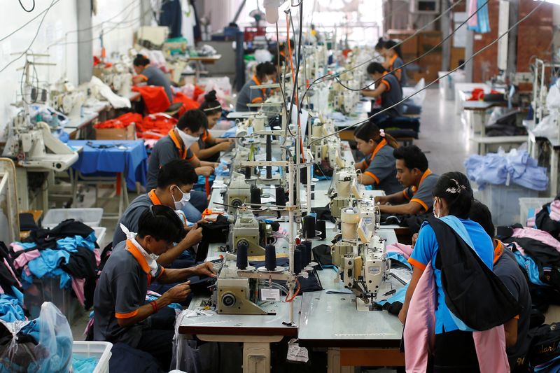 &copy; Reuters. FILE PHOTO: Labourers work at a garment factory in Bangkok, Thailand, May 30, 2016. REUTERS/Athit Perawongmetha