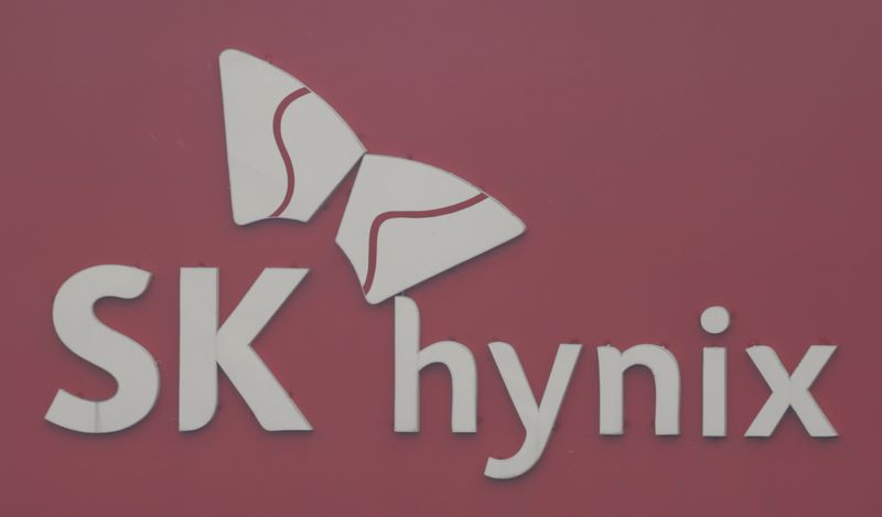 &copy; Reuters. FILE PHOTO: The logo of SK Hynix is seen at a plant in Icheon, about 80 km (50 miles) southeast of Seoul, January 30, 2013. REUTERS/Lee Jae-Won 