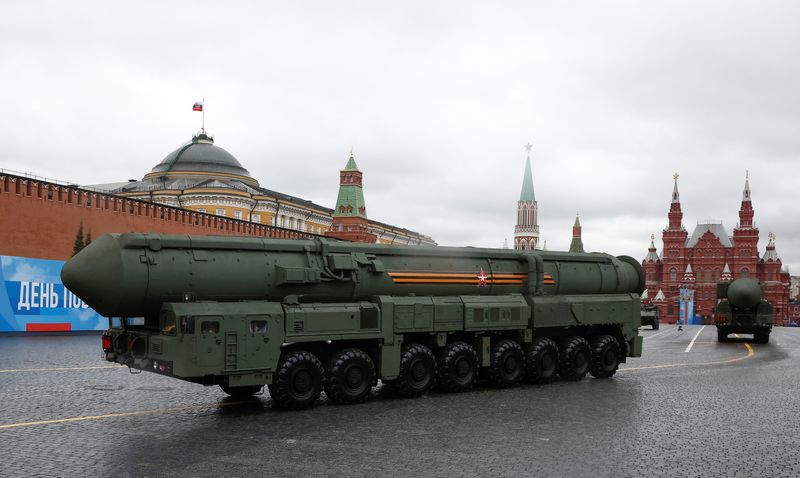 &copy; Reuters. 　３月２９日、ロシア国防省は、大陸間弾道ミサイル（ＩＣＢＭ）「ヤルス」と数千人の部隊による軍事演習を開始したと発表した。写真は「ヤルス」。モスクワでの軍事パレードで２０２