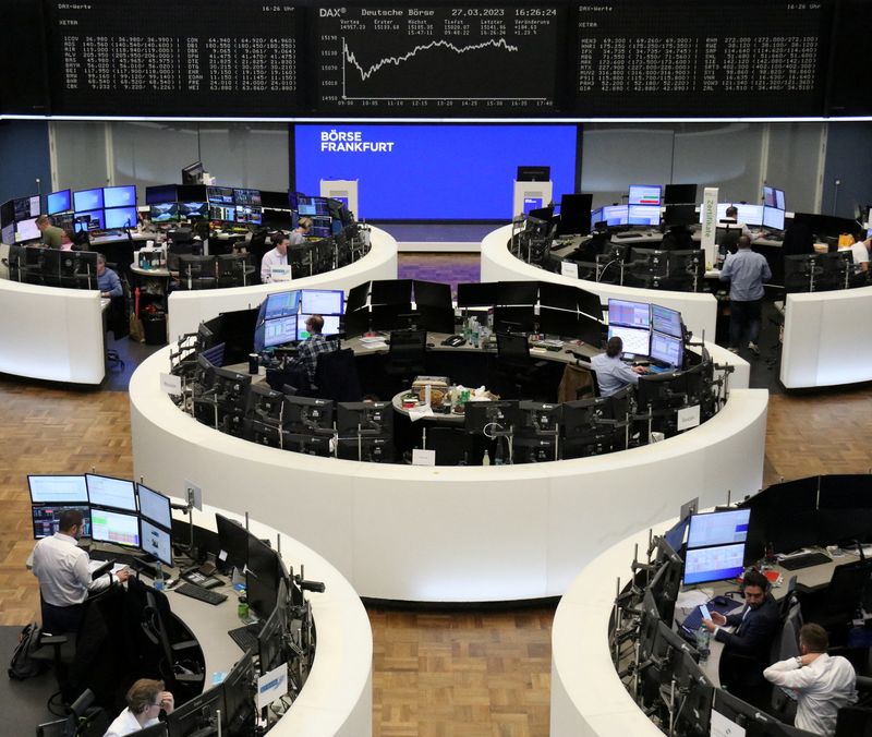 &copy; Reuters. Le graphique de l'indice allemand DAX est représenté à la bourse de Francfort, en Allemagne. /Photo prise le 27 mars 2023/REUTERS